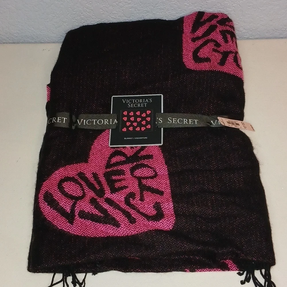 Victoria’s Secret Blanket “Love Victoria” Hearts Throw Blanket 🆕️ VS Blanket 💗
